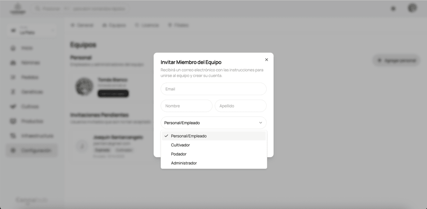 Modal para invitar nuevo miembro del staff con selección de rol